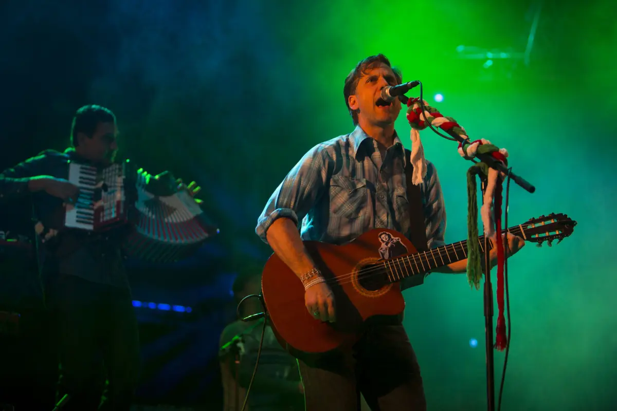 Joey Burns é a voz e a guitarra dos Calexico