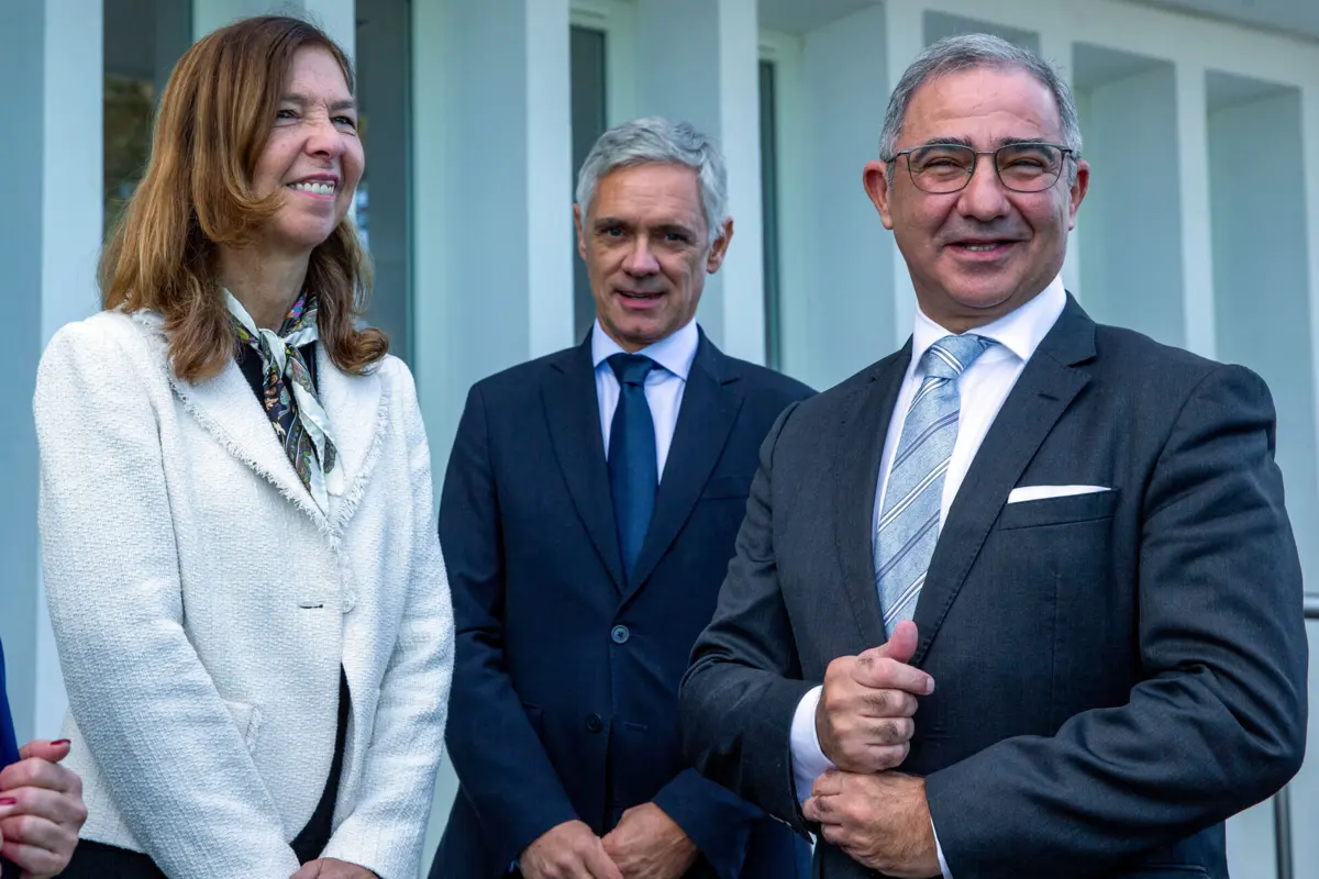 Ricardo Conde (ao centro) acompanhado pela secretária de Estado da Ciência e do presidente do Governo Regional dos Açores