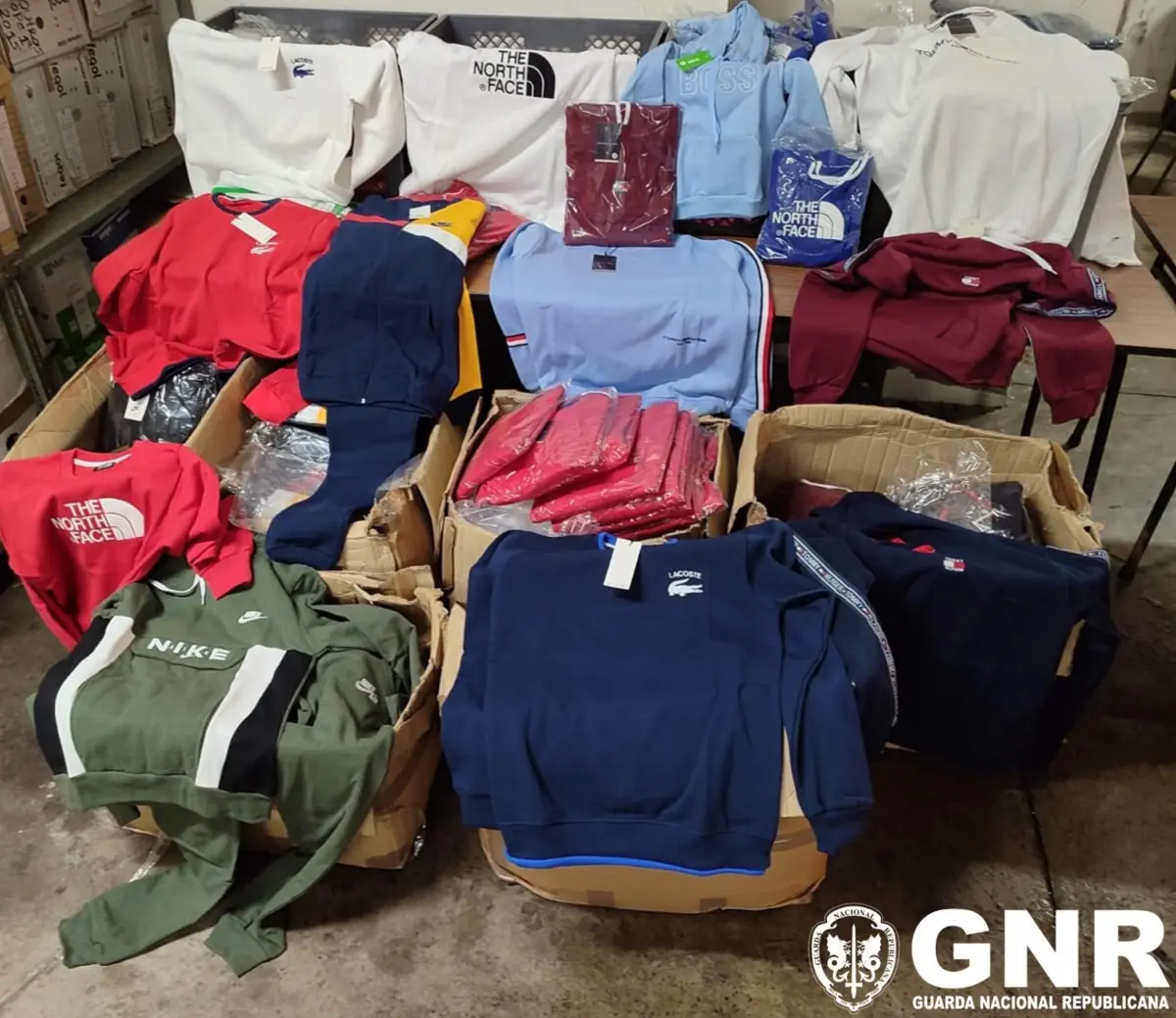 Imagem de contexto do artigo Apanhados com roupa contrafeita para vender na feira em Barcelos