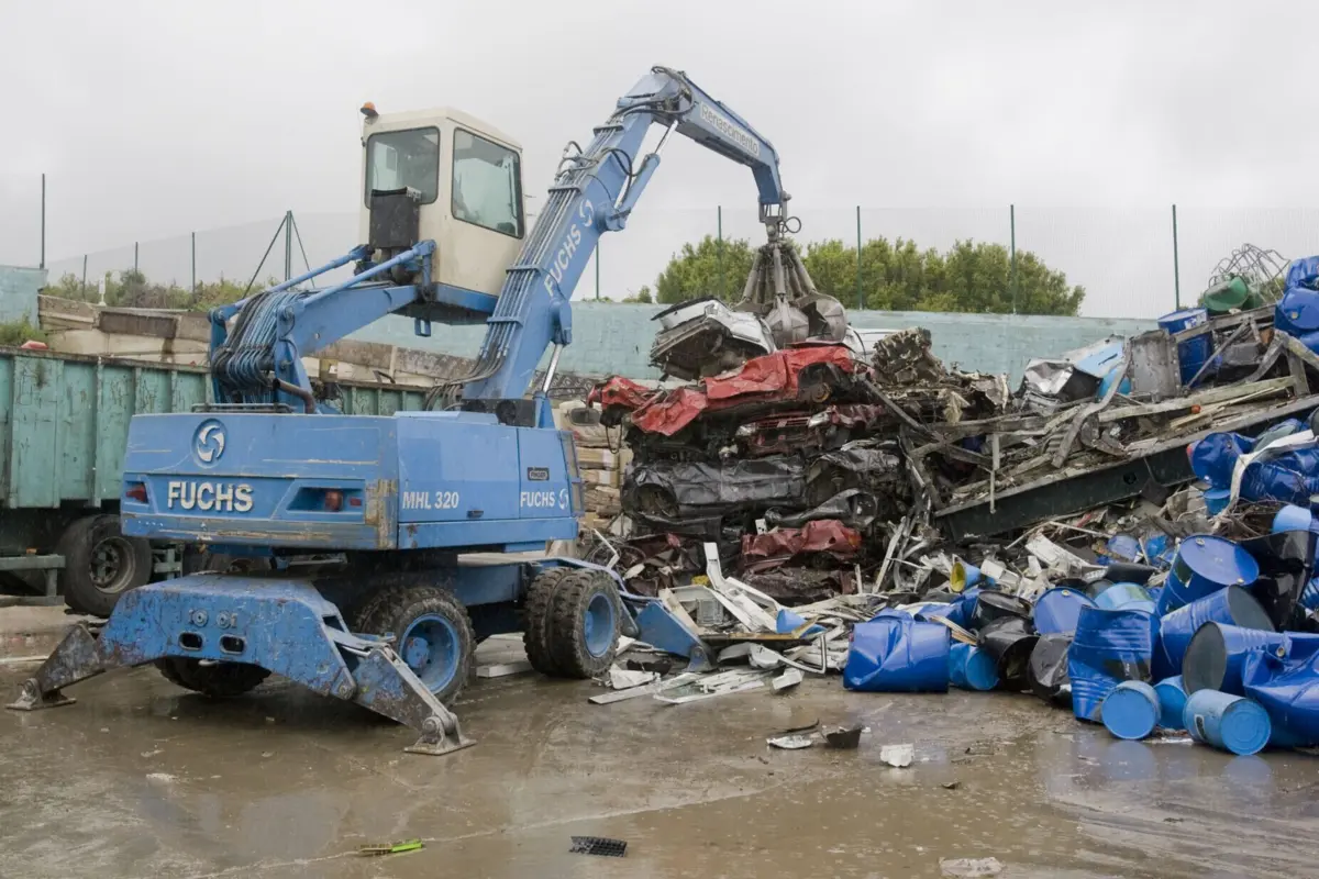 Veículos em fim de vida são exemplo de resíduos considerados perigosos