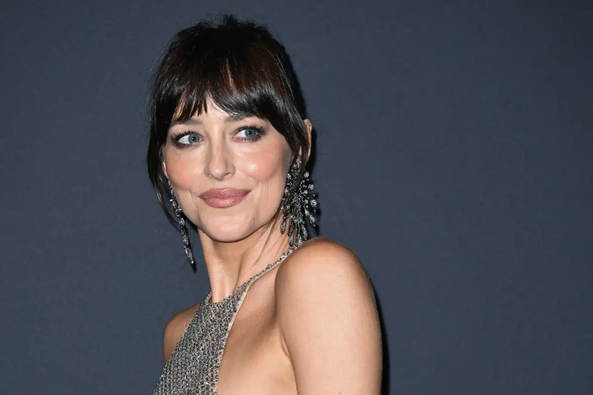 Este domingo, em Cannes, Dakota Johnson brilhou na cerimónia "Women In Motion Awards"