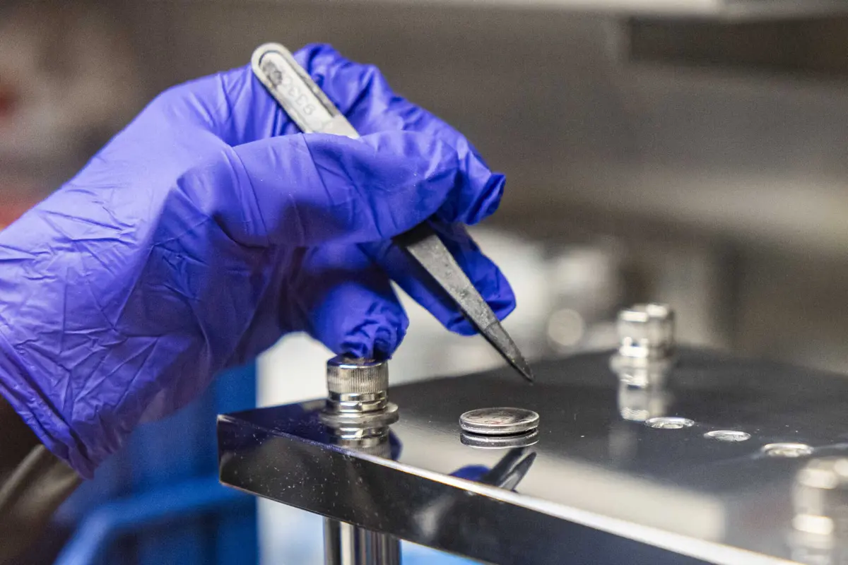 Para além da sua dureza excecional, a lonsdaleíta sintetizada exibe uma notável estabilidade térmica, mantendo-se estável até aos 1.100°C