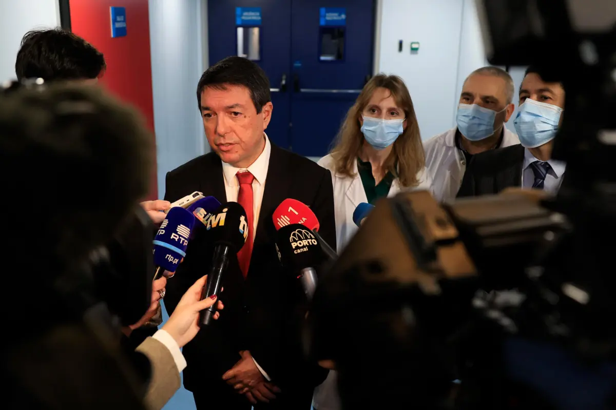 Diretor executivo do SNS, Álvaro Almeida, visitou o Hospital de Gaia e falou aos jornalistas