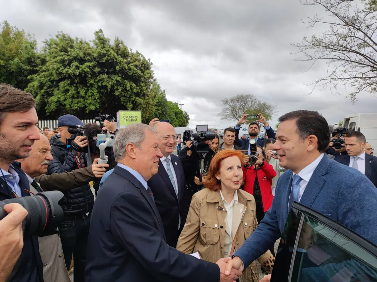 Rui Garrido, presidente da ACOS-Agricultores do Sul, com o primeiro-ministro, Luís Montenegro