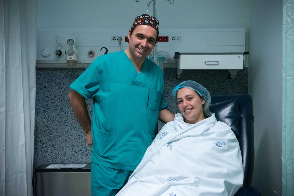 Cirurgião Gil Faria com a utente Marta Barbosa