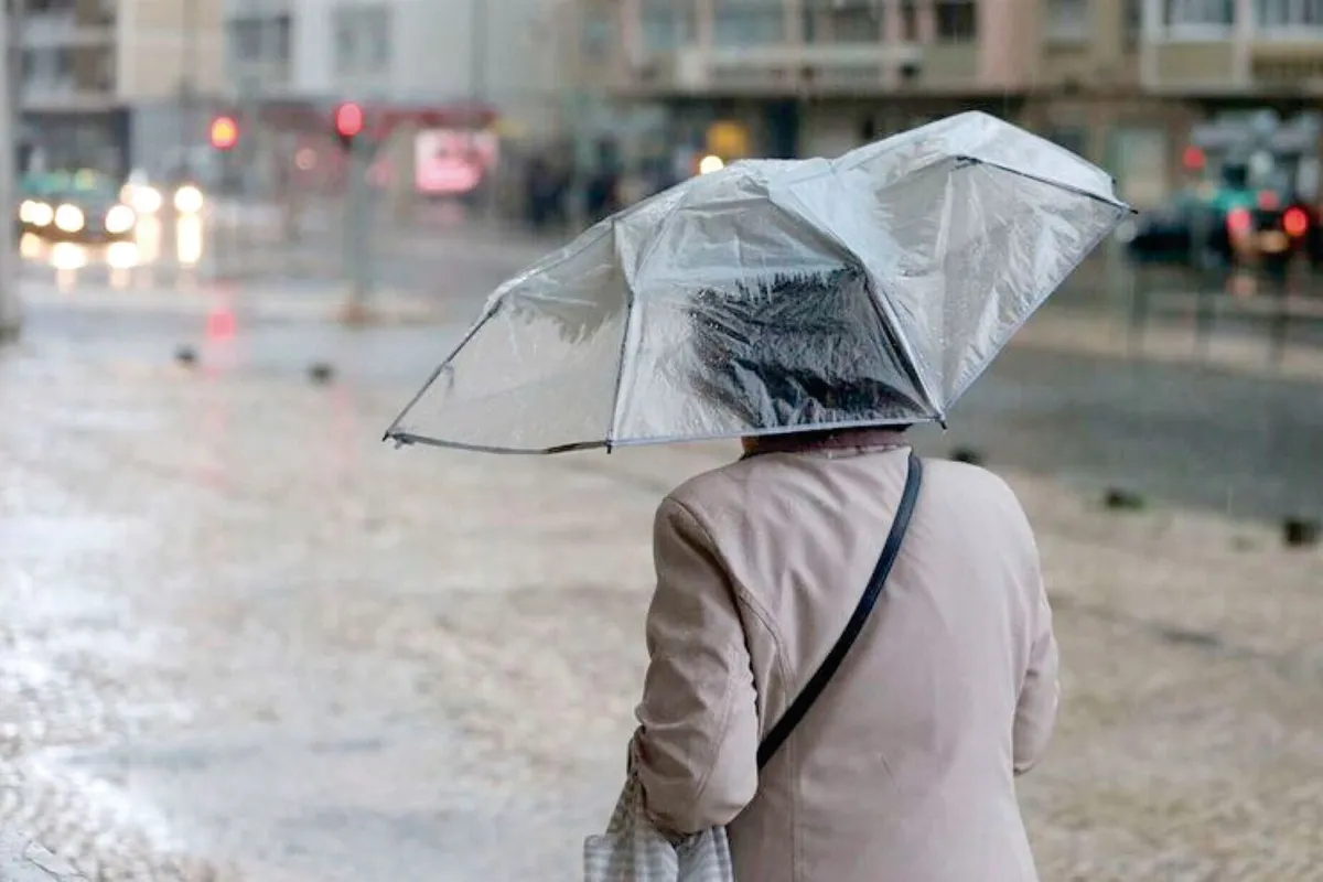 Aviso amarelo de chuva, por vezes forte e persistente, para o distrito do Porto, Viana do Castelo e Braga