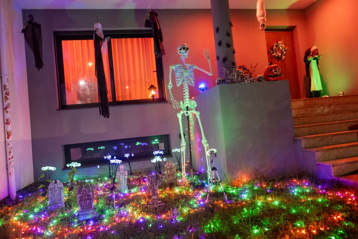 Soledad da Costa, proprietária, conta que começou a enfeitar a casa porque a família é entusiasta do Halloween