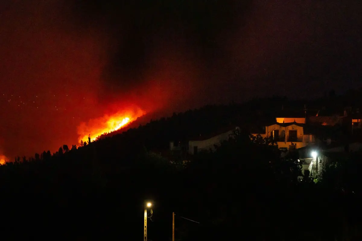Foco de incêndio nos arredores da Aldeia das Dez na Serra do Açor