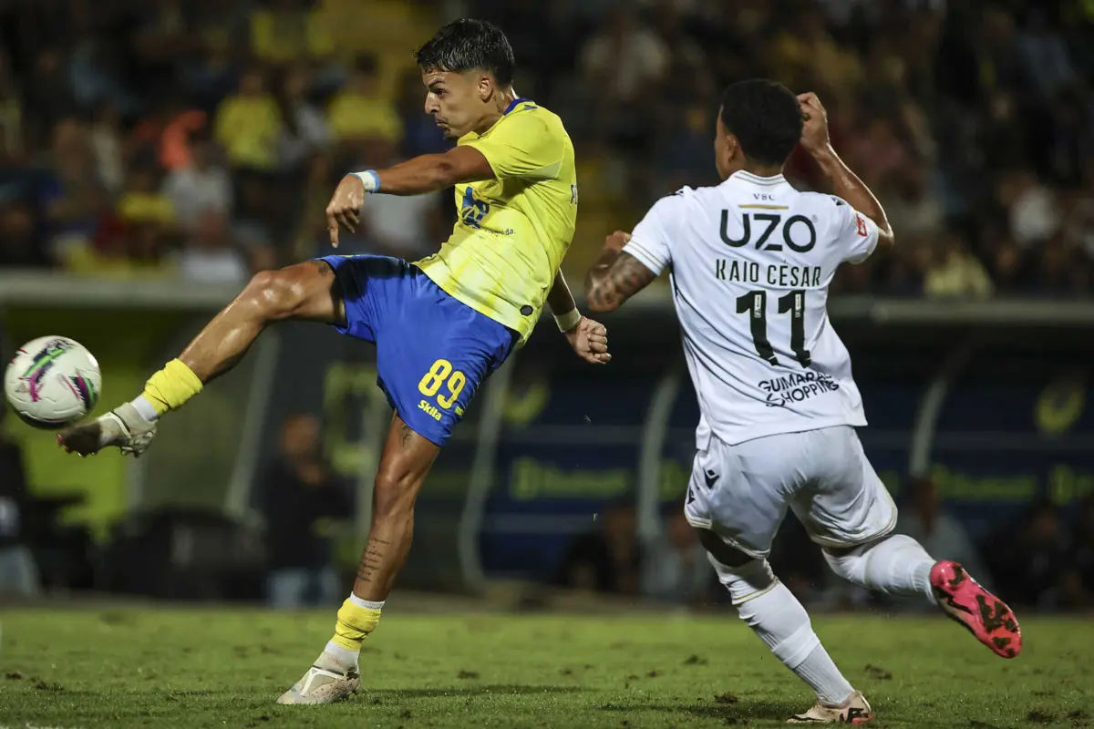 Pedro Santos pressionado de perto por Kaio César