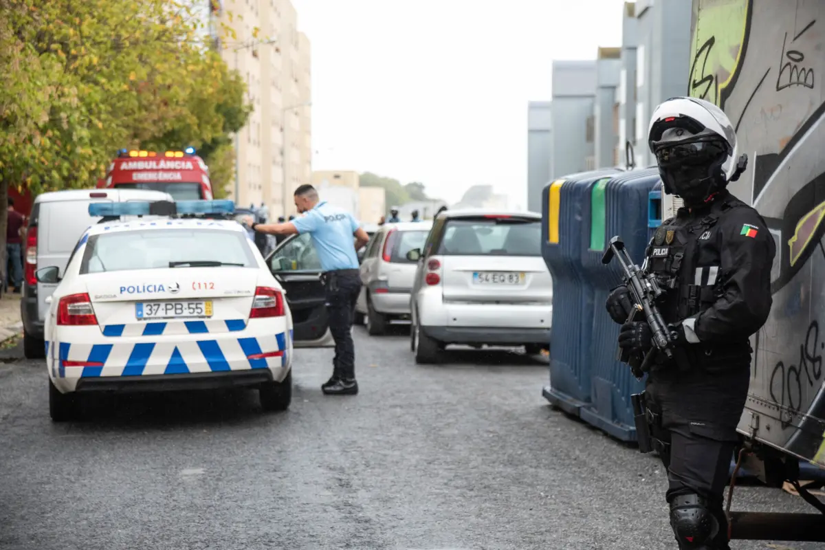 No Bairro do Vale, as diligências dos inspetores e peritos da Polícia Judiciária decorreram, igualmente, com a presença de um forte contingente da PSP
