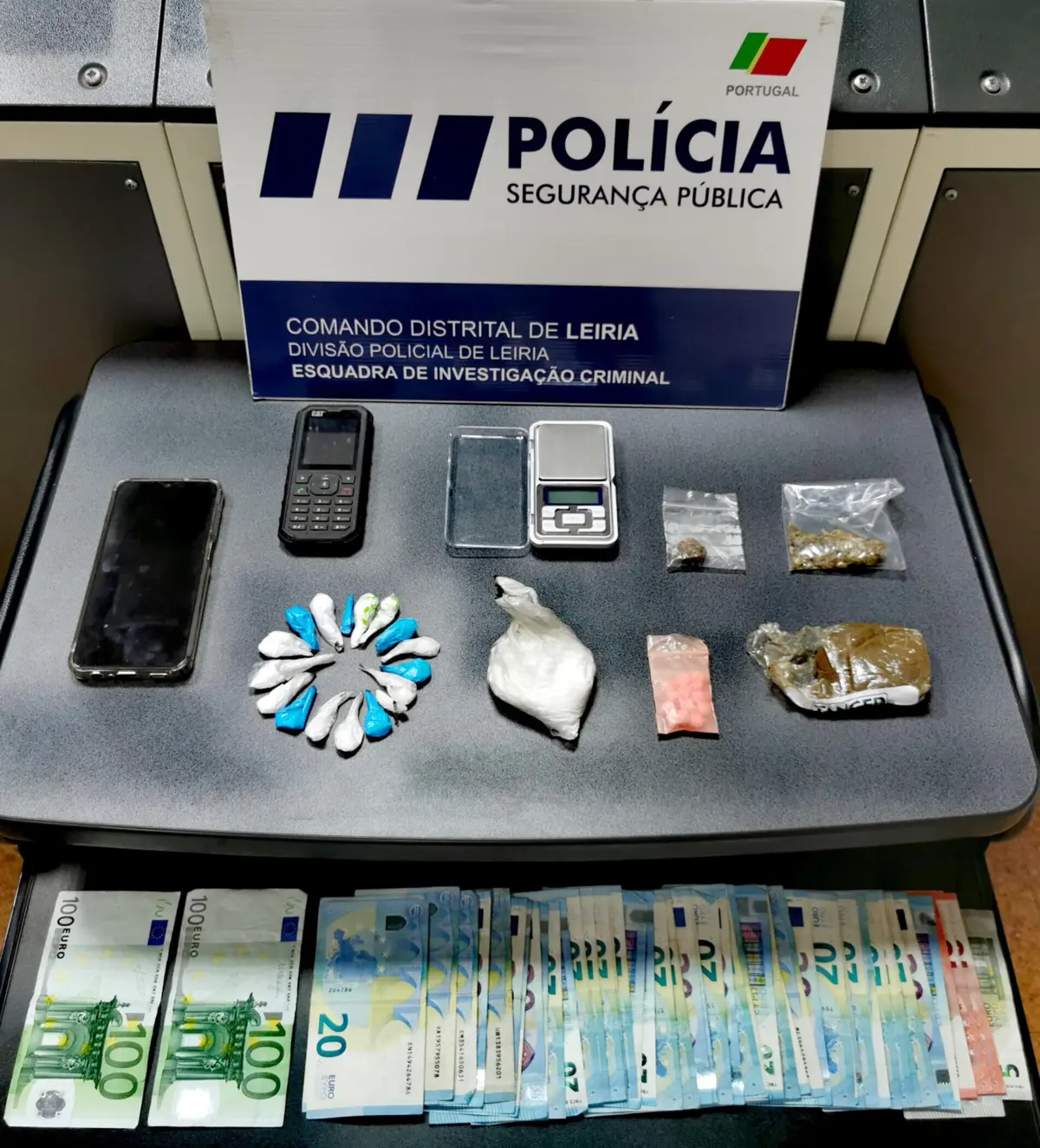 Traficante detido quando procurava bolsa perdida