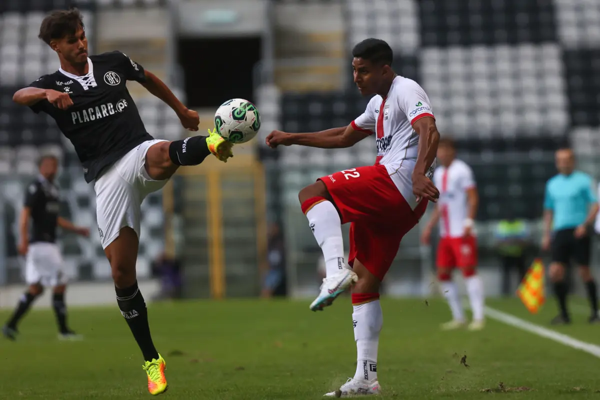 Estado do relvado do Estádio do Bessa leva a interdição preventiva