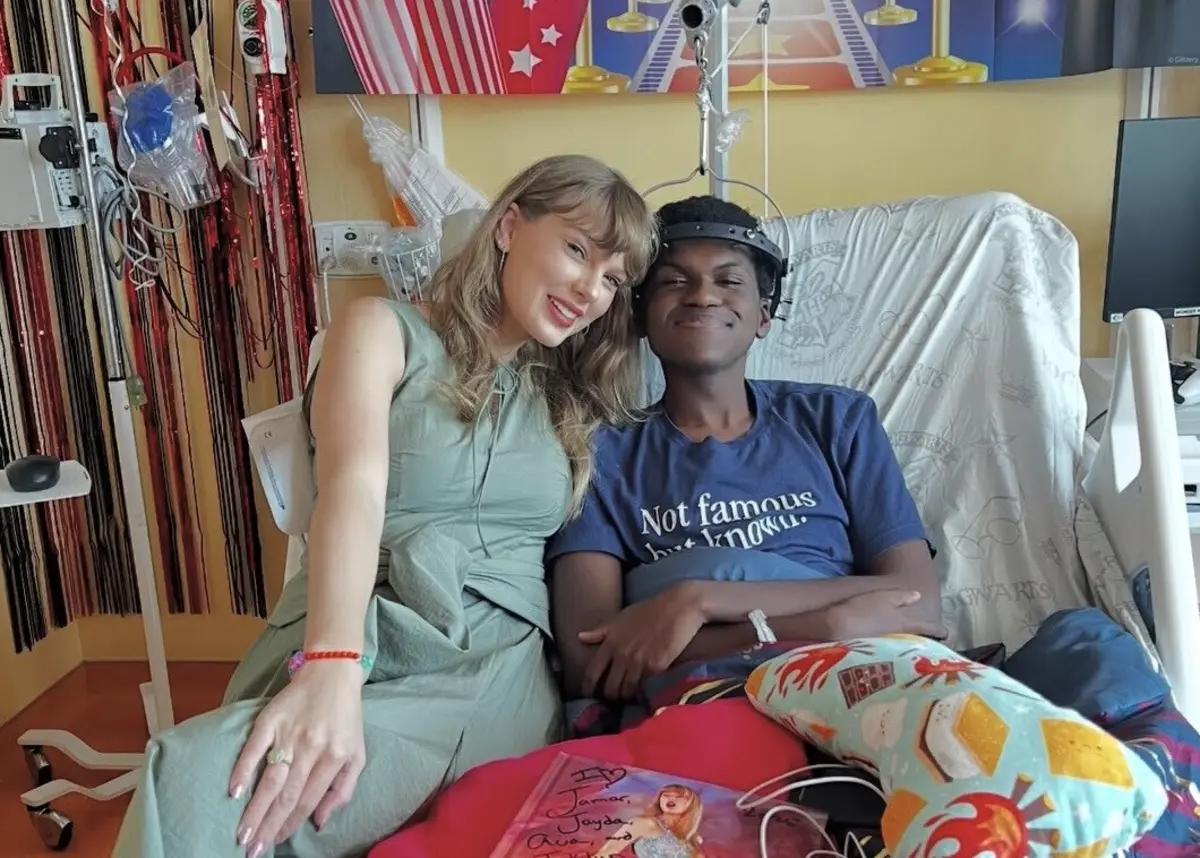 Taylor Swift com um dos pacientes do hospital pediátrico