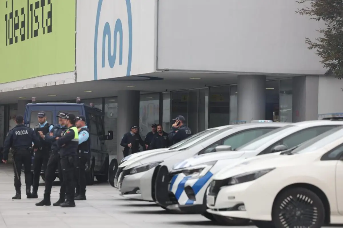 Polícia e bombeiros no local