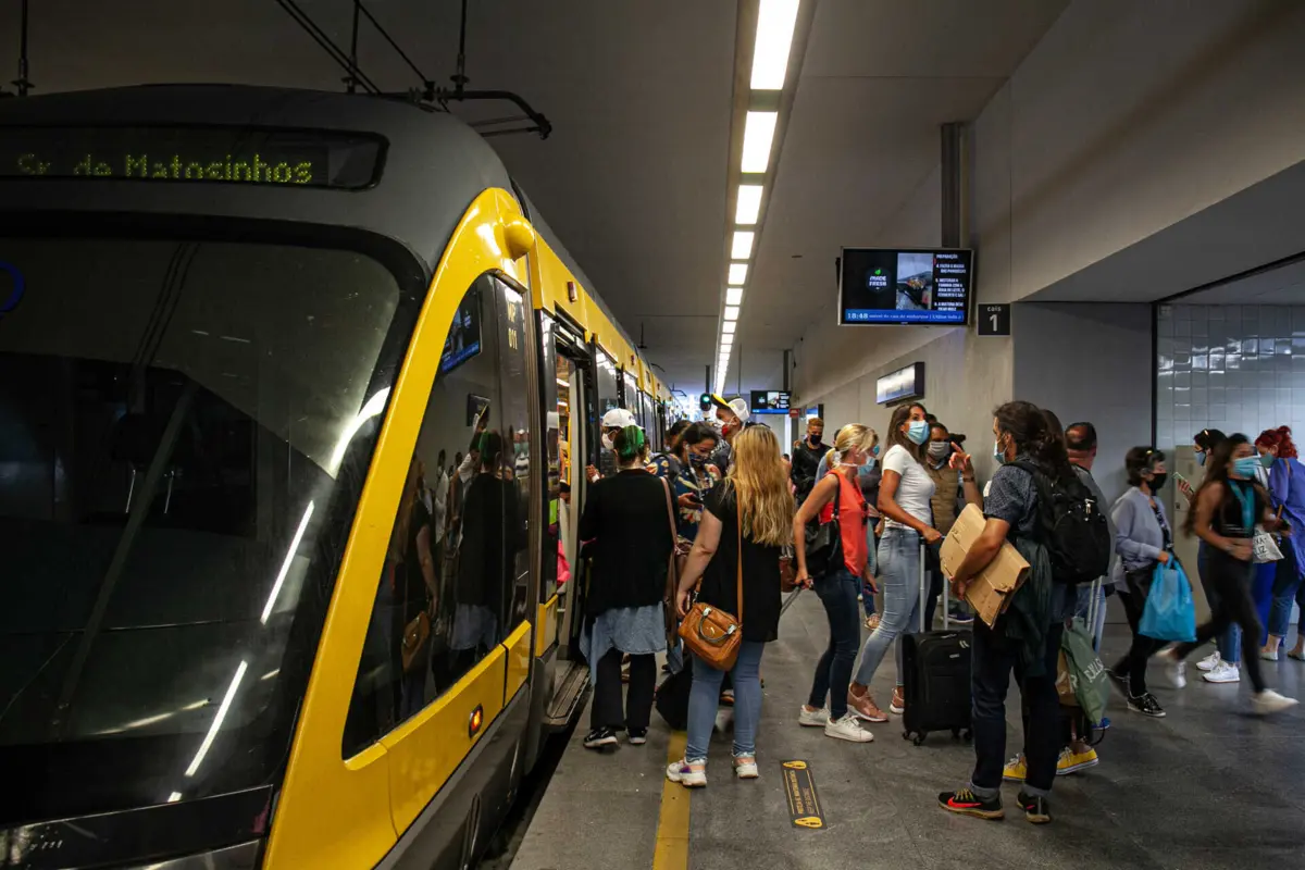 Grupo esfaqueou homem no interior de uma carruagem do metro na Trindade