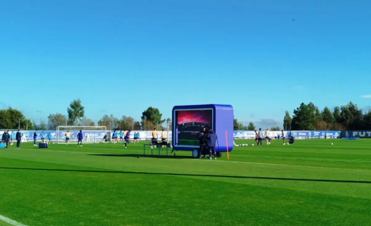 Ecrã gigante não passou despercebido no treino do F. C. Porto