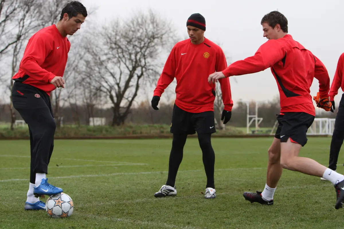 Wes Brown (ao centro) com Cristiano Ronaldo