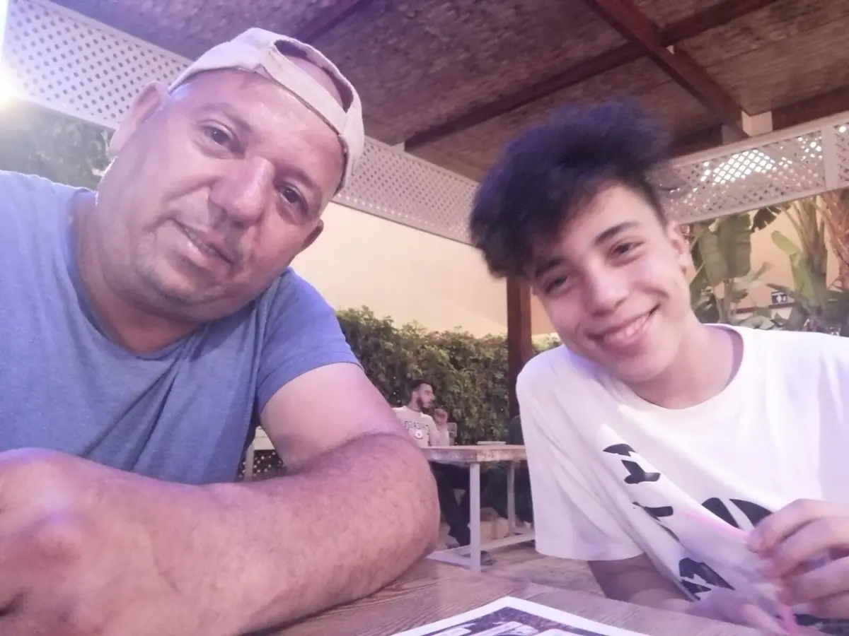 Mohamed Toukhsi com o filho Yassine, de 16 anos