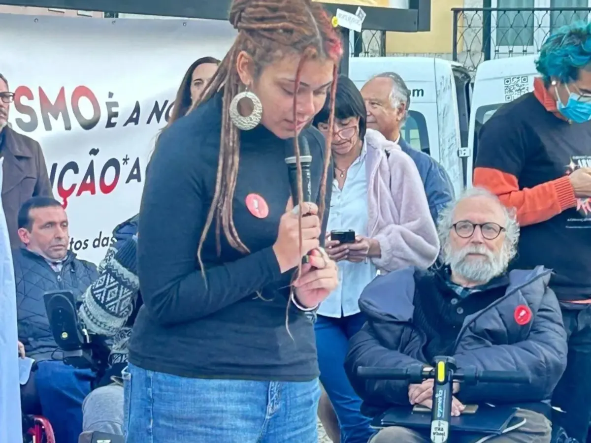 Imagem de contexto do artigo "Fartos de ser cidadãos de segunda". Pessoas com deficiência protestam frente ao Parlamento