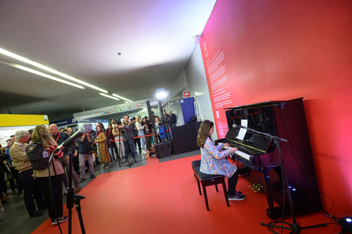 Empresa ofereceu piano que foi colocado na estação de metro da Trindade, também no centro do Porto