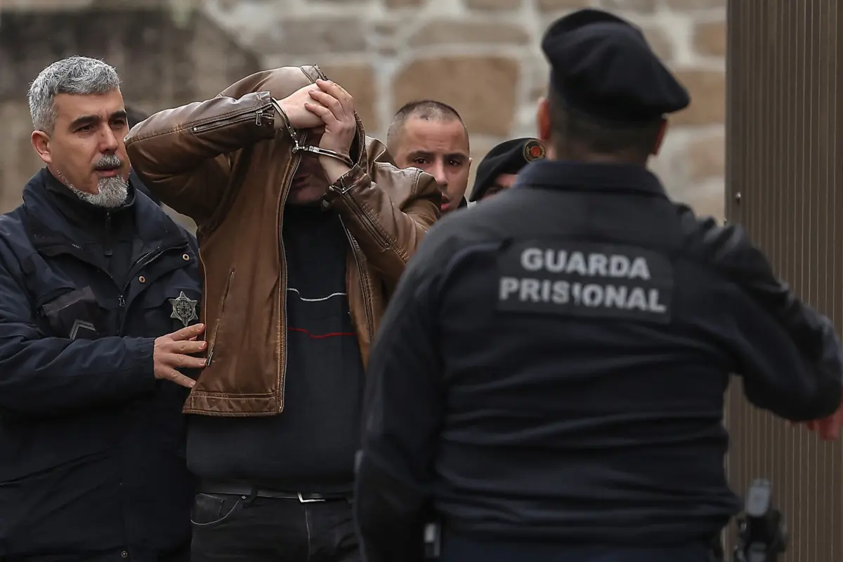 Vasco Lopes (atrás do arguido algemado) foi o único que falou em tribunal