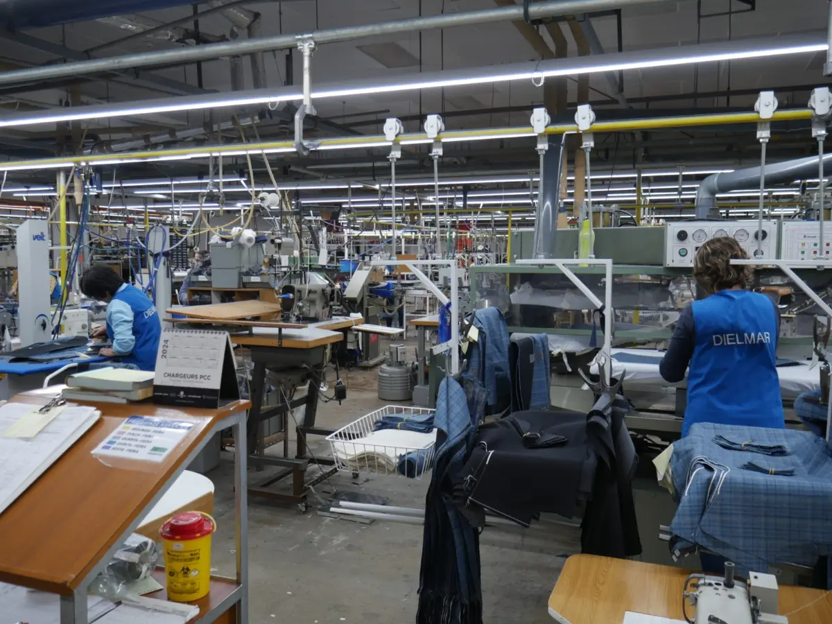 Interior da fábrica de confeções Dielmar