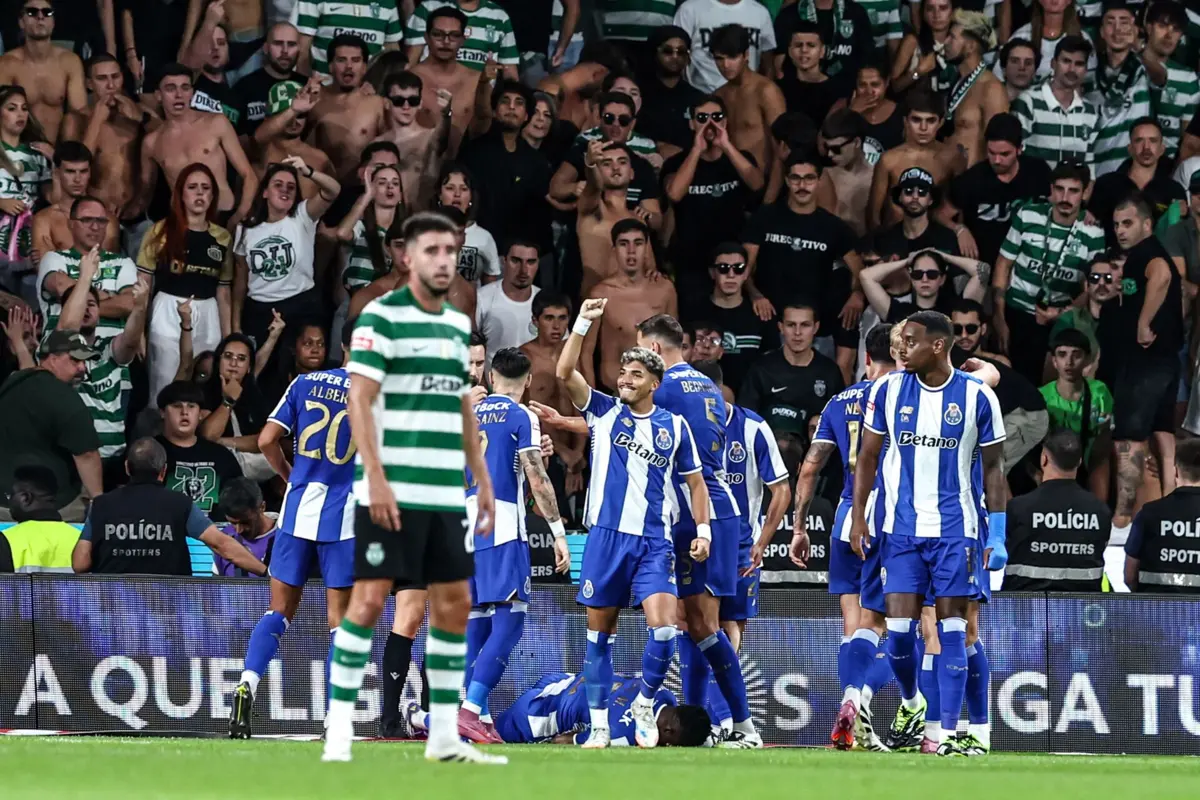 Os festejos de William Gomes junto dos colegas do F. C. Porto para desespero dos leões