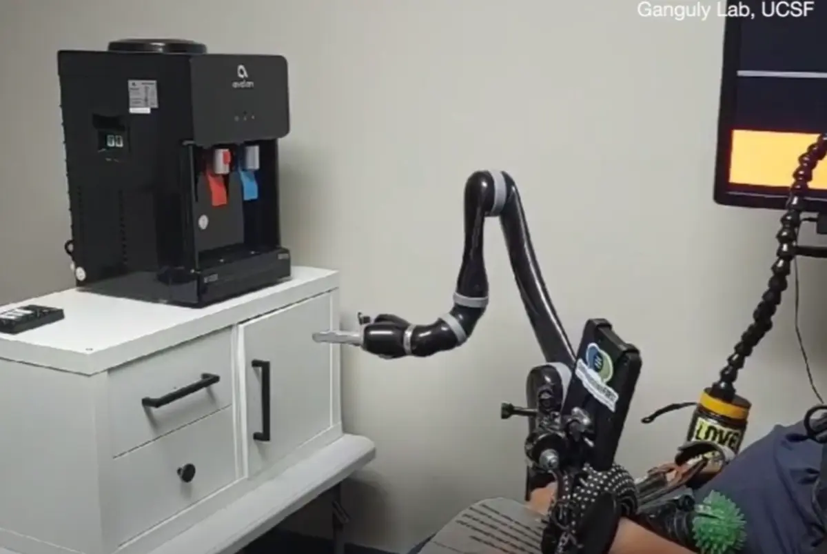 O homem tinha pequenos sensores implantados na superfície do seu cérebro que conseguiam captar a atividade cerebral quando ele se imaginava a mexer