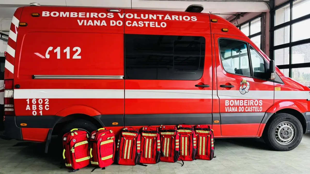 O comandante e um elemento do corpo ativo ter-se-ão envolvido num confronto físico