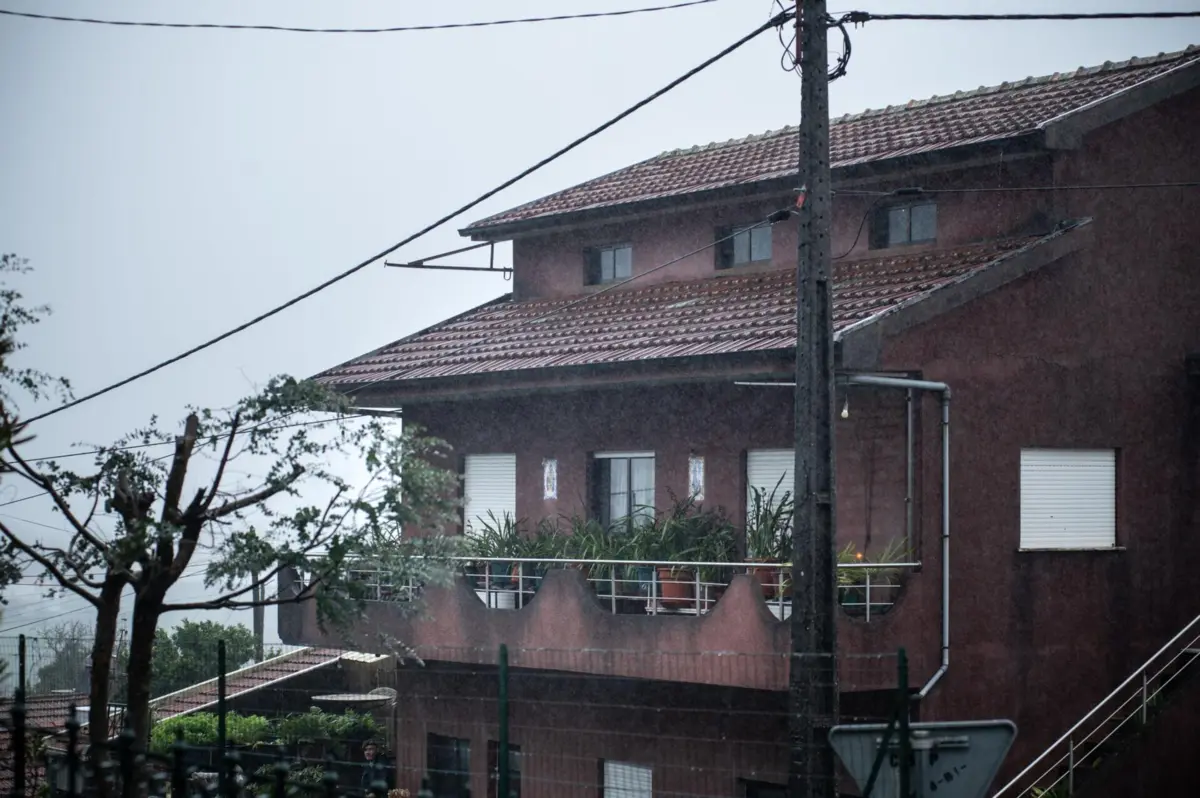 Imagem de contexto do artigo Inspetores da PJ baleados em Paredes por pai de suspeito de crimes sexuais com menor