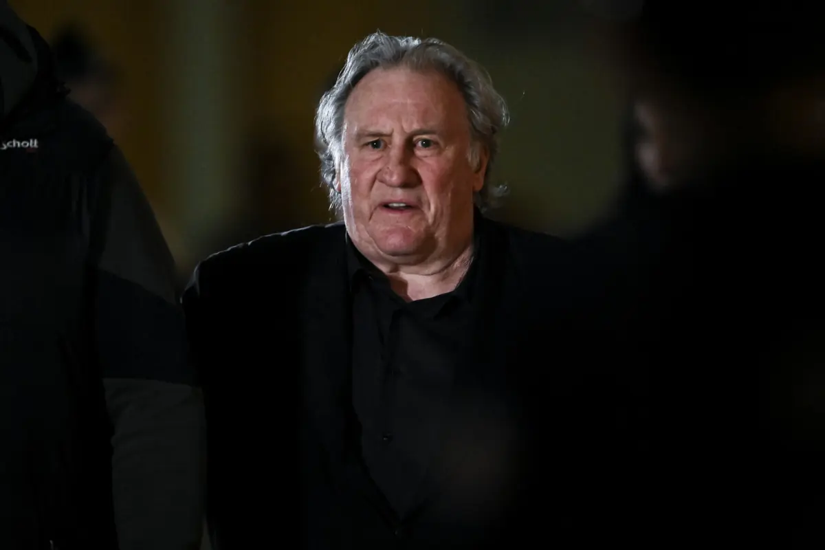 Gérard Depardieu começou a ser julgado hoje por agressão sexual, assédio e abuso