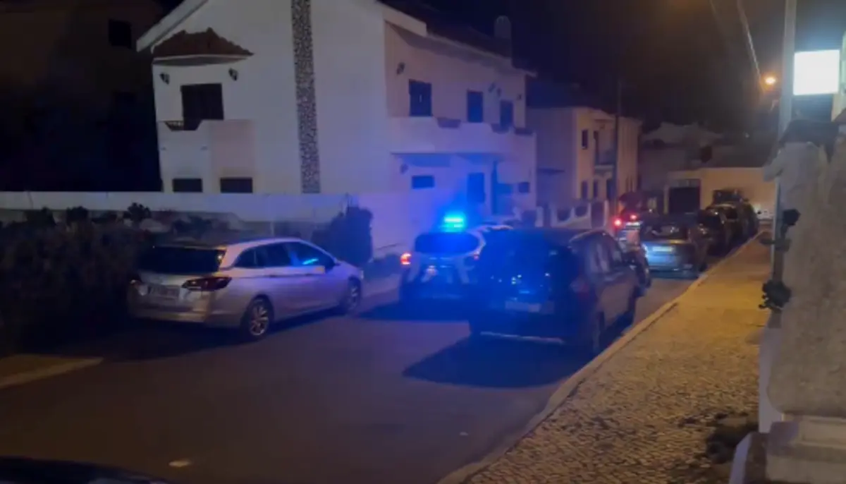 O suspeito, de nacionalidade estrangeira, não ofereceu resistência quando foi detido pelos agentes da PSP