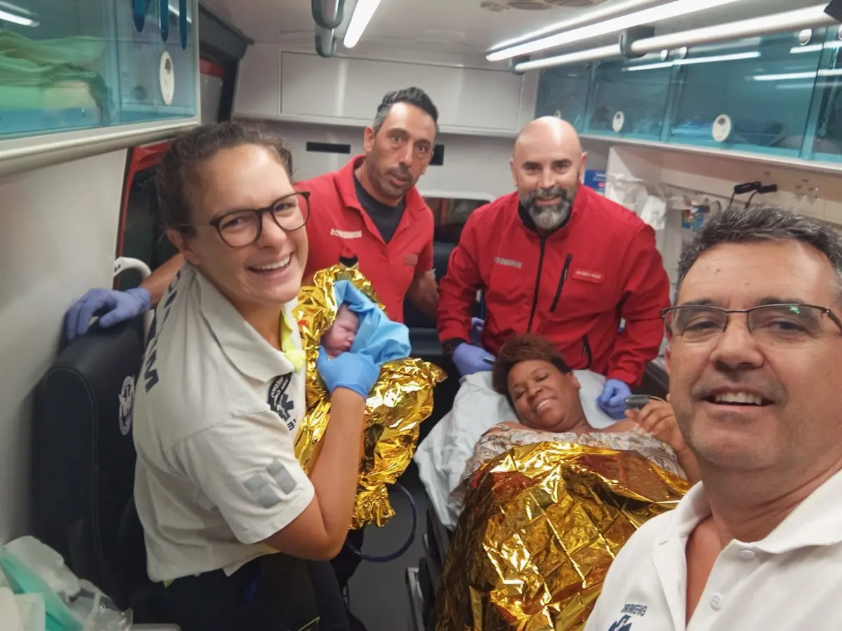 Felicidade de todos após o stress do parto que decorreu na ambulância