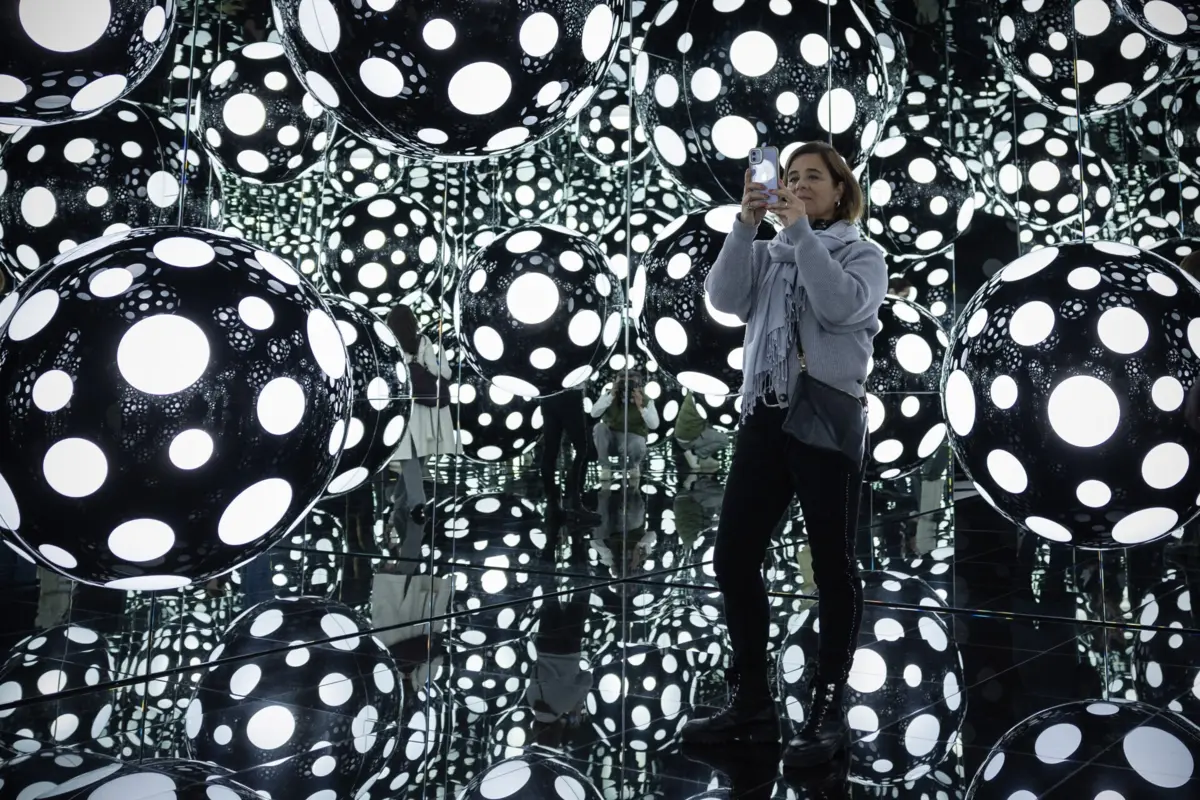 A exuberância é uma das marcas mais fortes da obra da artista