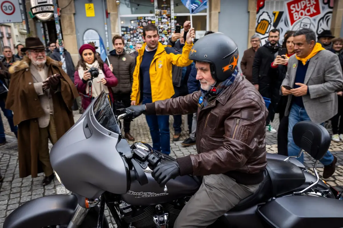 Imagem de contexto do artigo Gouveia e Melo de mota diz que está habituado a conduzir coisas mais difíceis