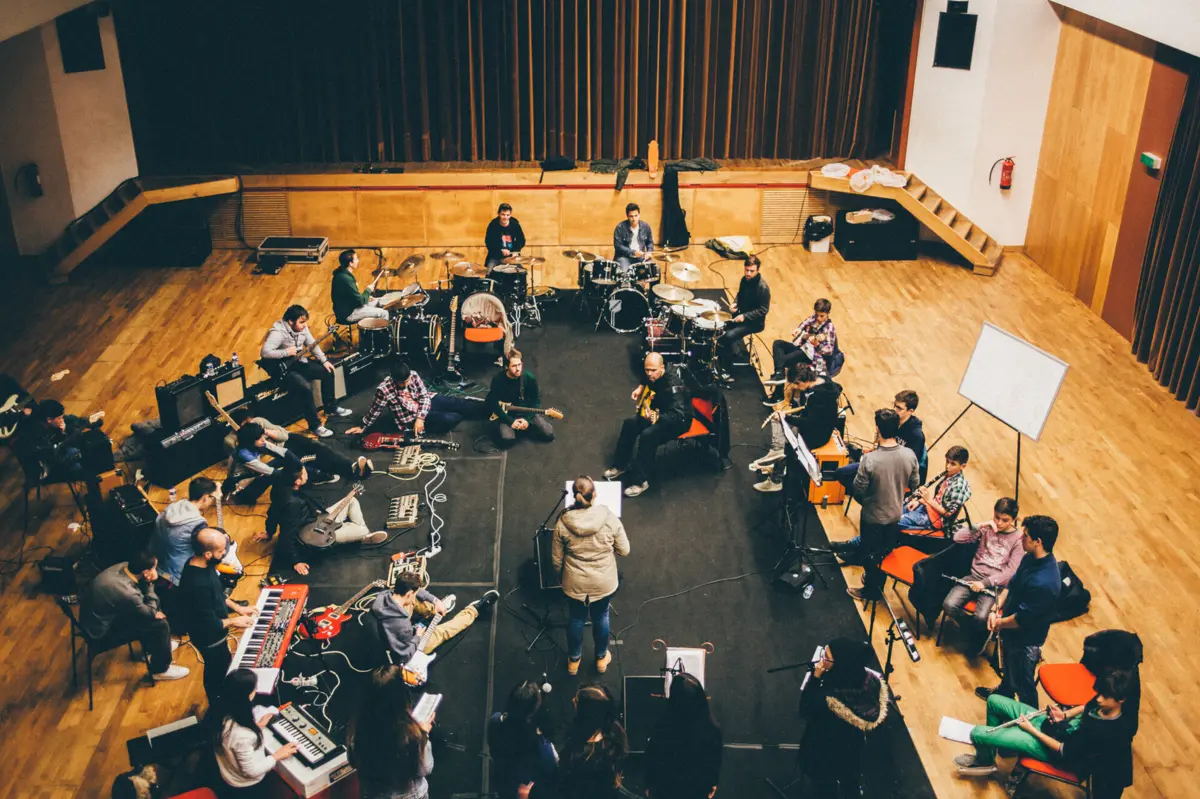 Imagem de contexto do artigo Escola do Rock regressa a Paredes de Coura com ensaios abertos ao público e concertos na rua