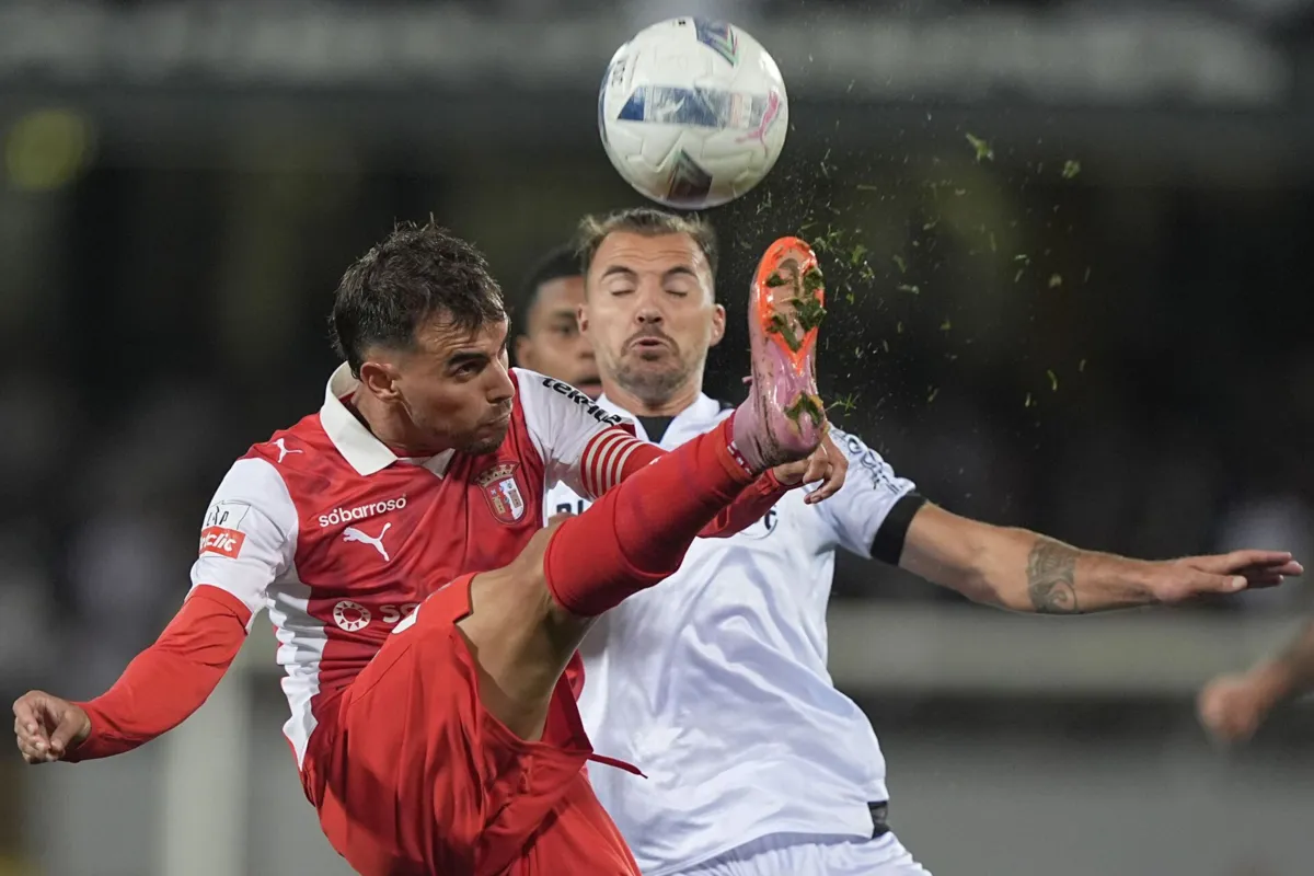 Ricardo Horta e Samu disputam a posse da bola