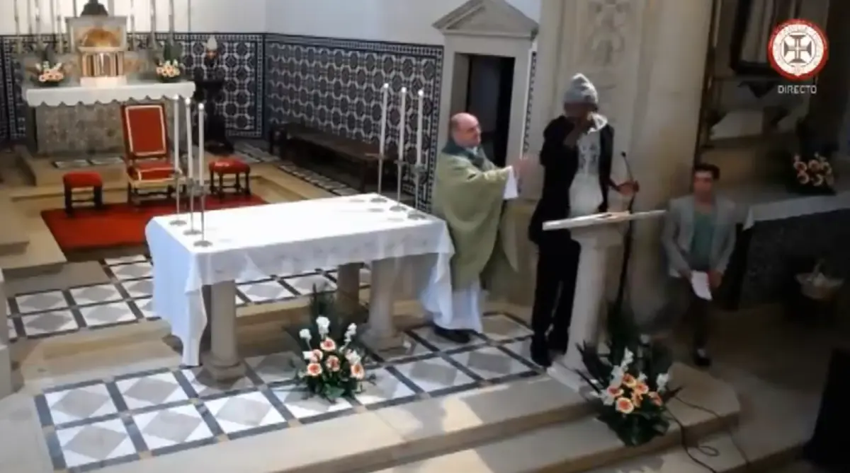 Interrupção de missa no Entrocamento por um homem com uma mensagem contra o cristianismo foi alvo de comentários por agente da PSP
