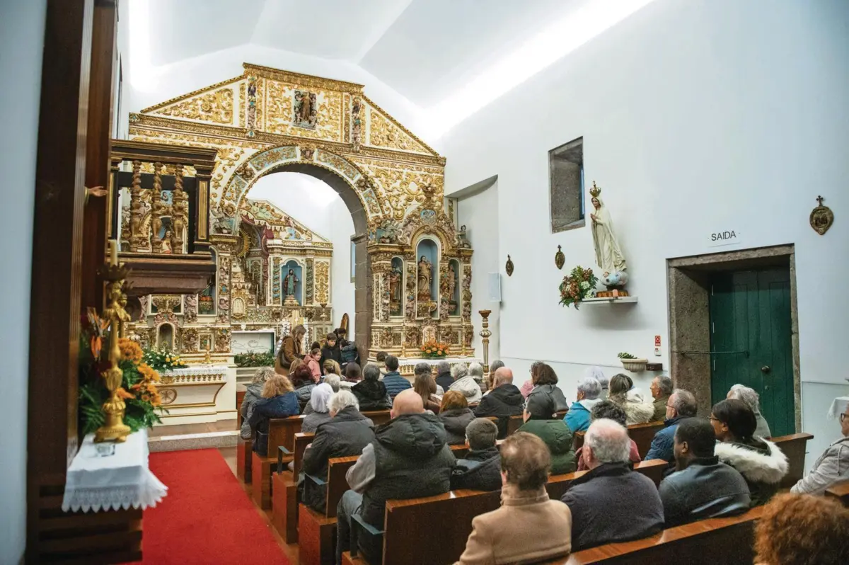 Com as alterações, a circulação na igreja está limitada à coxia do lado esquerdo