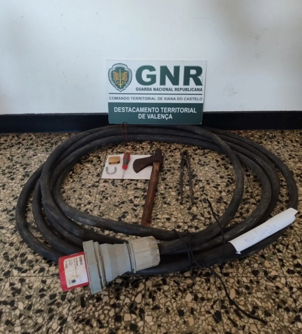 Foi apreendido material utilizado para a prática do furto