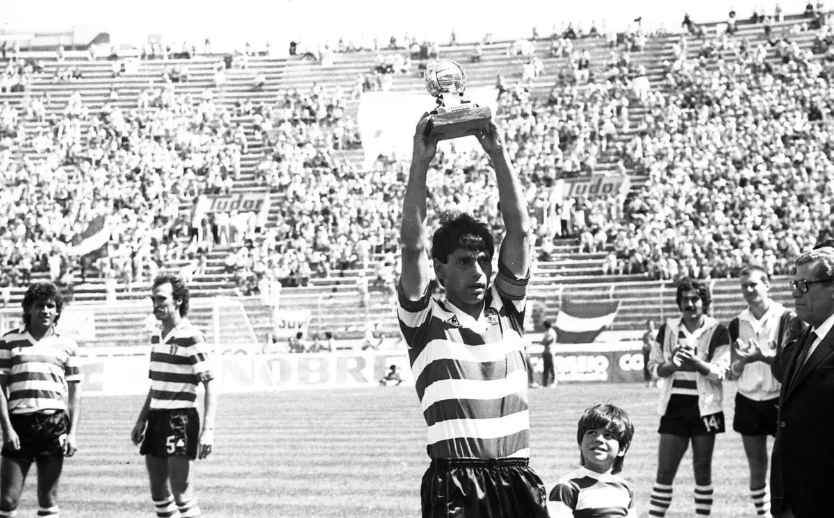 Manuel Fernandes recebe o troféu de melhor marcador do campeonato