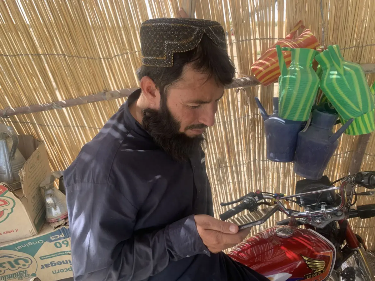 Os cidadãos afegãos viveram uma atmosfera de medo e isolamento com a interrupção da atividade das redes sociais e o corte de todas as ligações digitais com o país