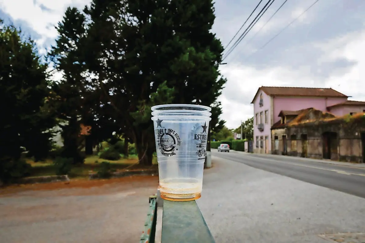 Não é só do barulho e das discussões que os vizinhos do bar se queixam, também o lixo é um problema