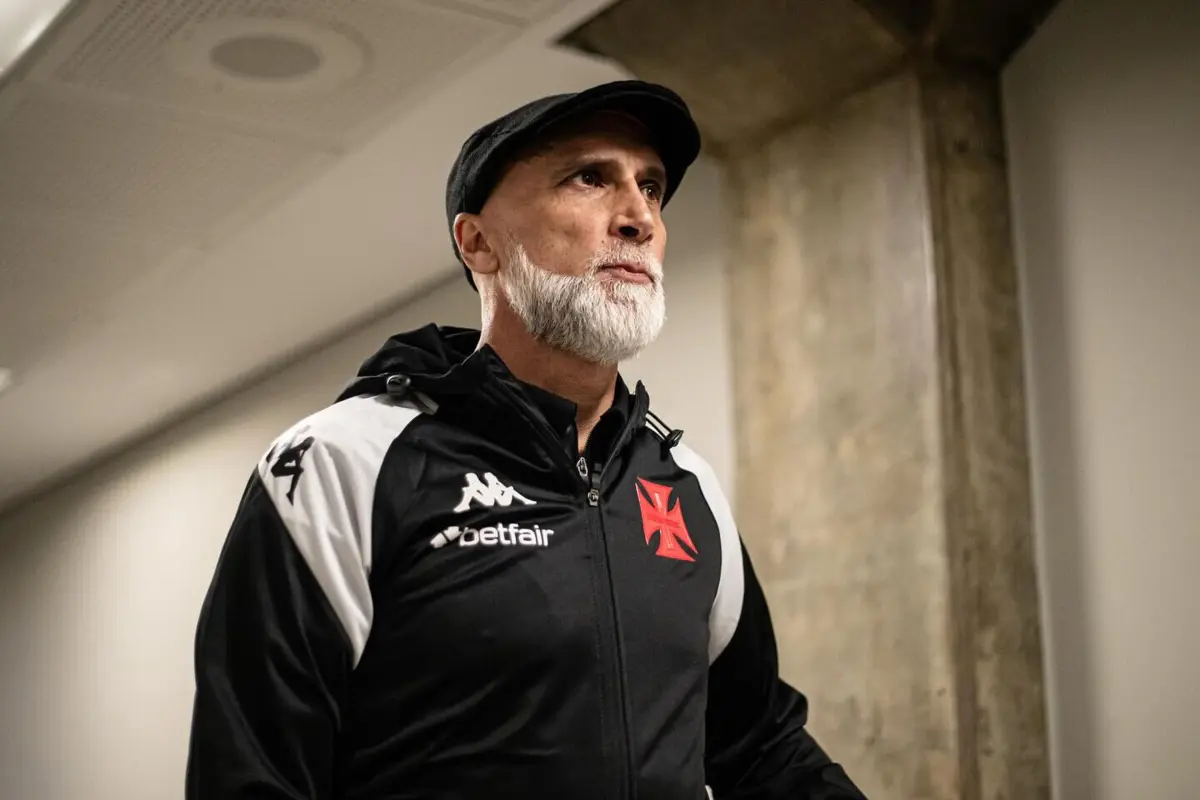 Álvaro Pacheco deixou o comando do clube do Rio de Janeiro ao fim de quatro jogos