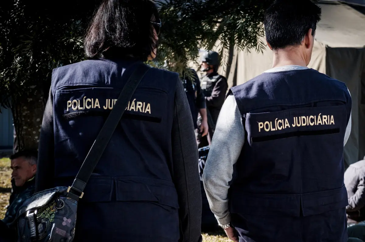 A busca domiciliária realizada permitiu a apreensão de diversos equipamentos informáticos e de comunicações