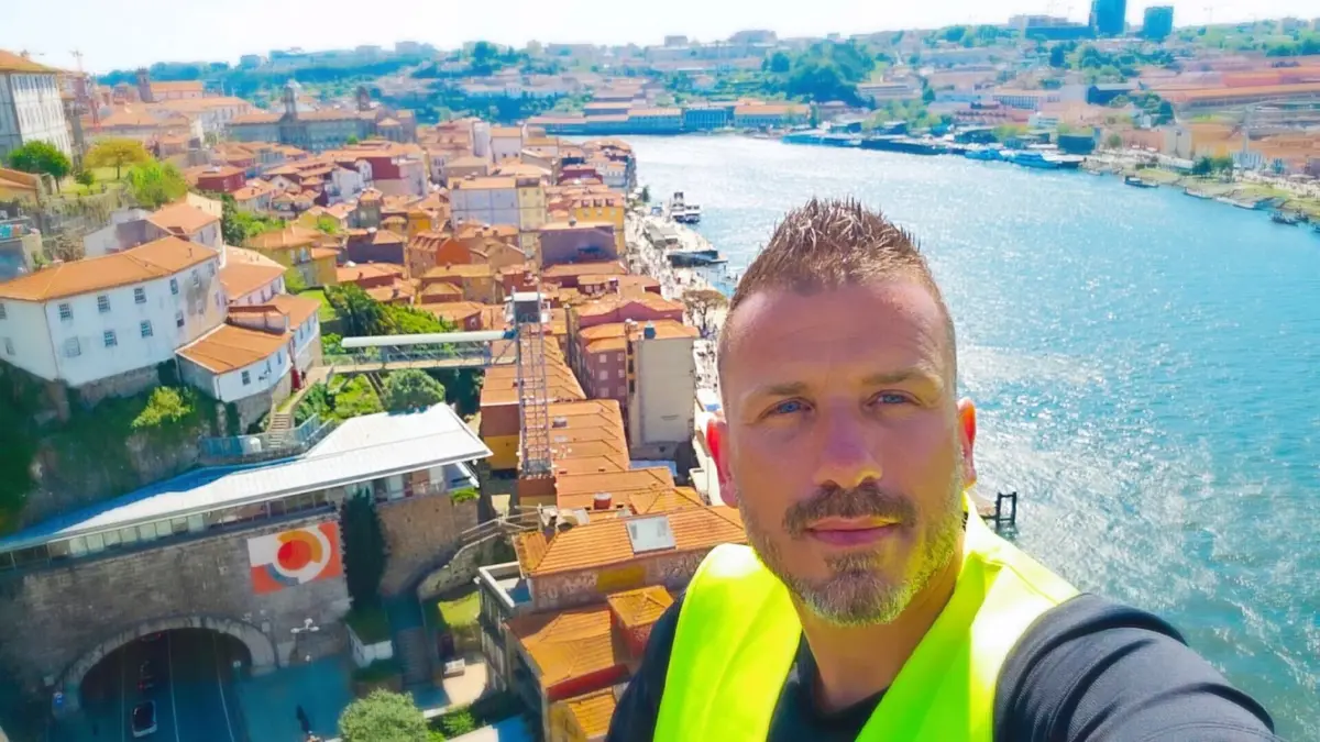Eduardo Ferreira fotografado hoje pelo JN no tabuleiro superior Ponte de Dom Luís I