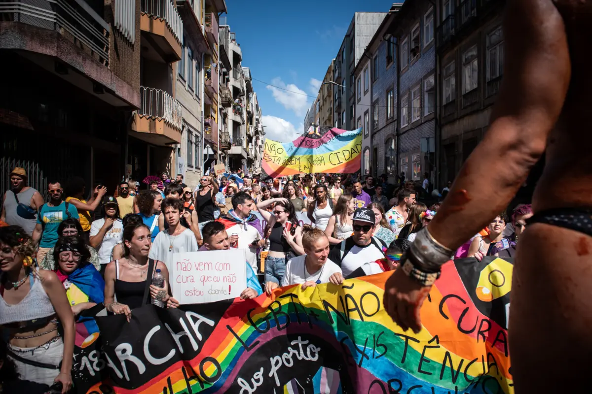 A Marcha do Orgulho LGBTI+ do Porto é constituída por 22 coletivos e associações da cidade que trabalham de forma voluntária no combate à discriminação da comunidade, aponta a organizaçã