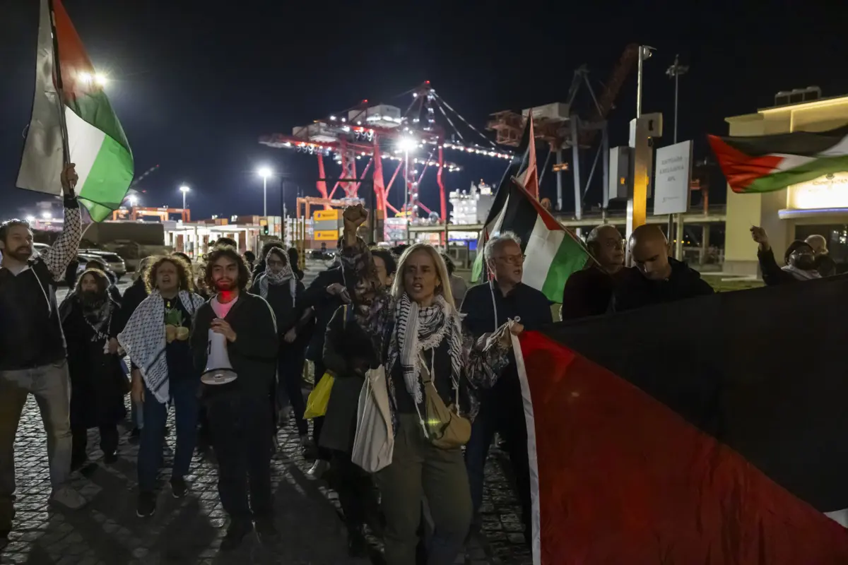 Dezenas protestaram no Porto de Lisboa contra a atracagem de barco associado ao transporte de armamento para Israel