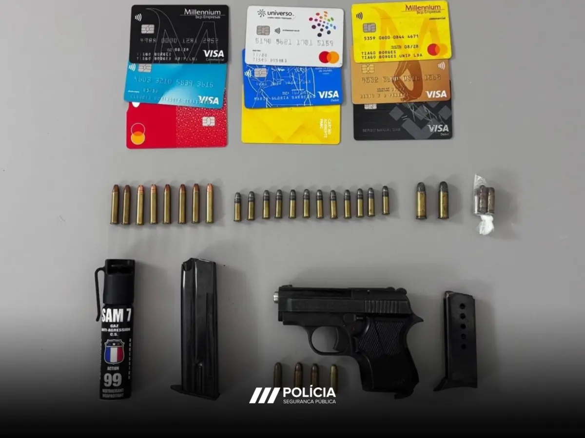 Polícia apreendeu um arma, munições e diversos cartões bancários
