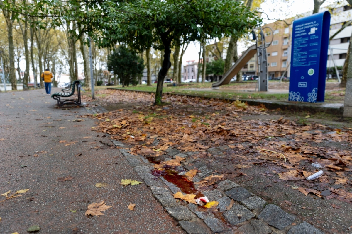 Vestígios de sangue eram visíveis na Praça da Corujeira